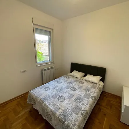 Leka Sa Parkingom Apartment