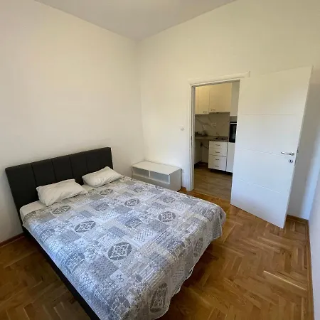 Leka Sa Parkingom Apartment