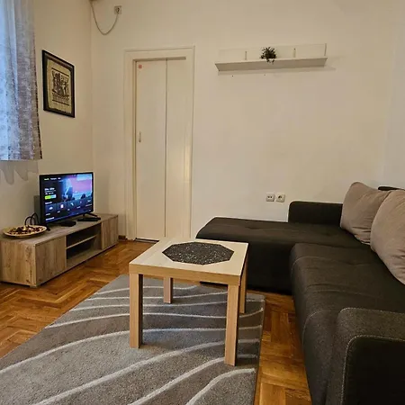Leka Sa Parkingom Apartment